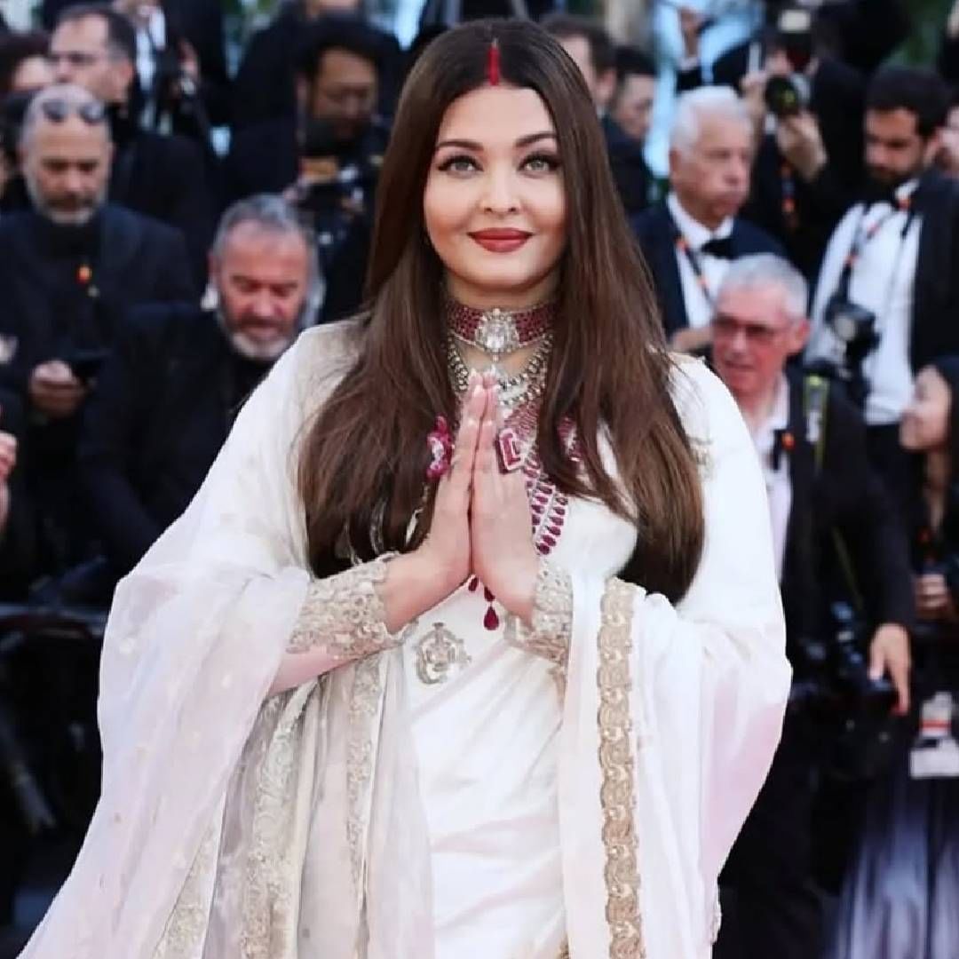 'कान'च्या रेड कार्पेटवर असंख्य सेलिब्रिटी पाश्चिमात्य स्टाइलमधील पोशाख मिरवत असताना साडी आणि सिंदूरमध्ये ऐश्वर्याने भारताची संस्कृती तिथे अधोरेखित केली.