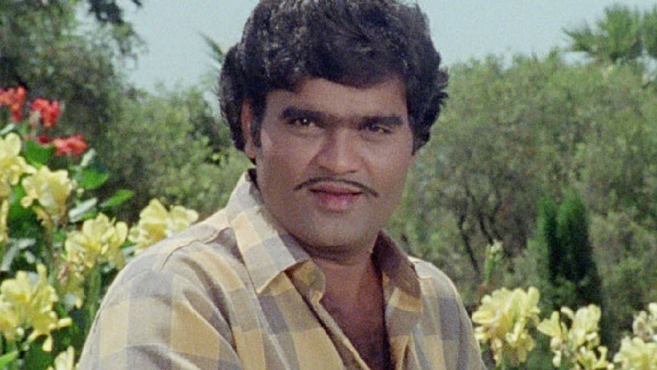 बँकेत नोकरी करताना अशोक सराफ यांना 235 रुपये पगार होता. त्यातले 200 रुपये ते घरी द्यायचे आणि उरलेल्या 35 रुपयांत त्यांचा महिन्याचा खर्च भागवायचे. त्यावेळी थिएटरमध्ये सिनेमे बघायला मिळावेत म्हणून अशोक मामा त्यातही बचत करायचे.  