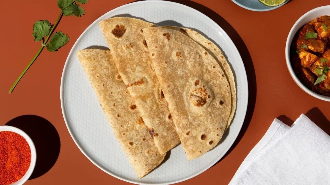 उन्हाळ्यात, न्याहरीला शिळी भाकरी खाल्ल्याने शरीराचे तापमान संतुलित राहते, विशेषतः थंड ताक किंवा गूळ खाल्ल्याने. पोट थंड ठेवल्याने उष्माघातासारख्या समस्या टाळण्यास मदत होते.