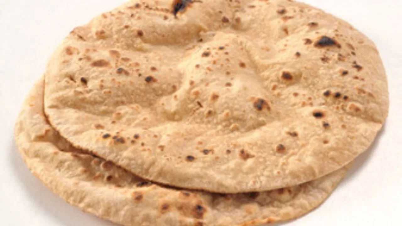 जर तुम्ही भाकरी खाण्यापूर्वी दुधात किंवा ताकात थोडा वेळ भिजवला तर ती ओलावा शोषून घेईल. यामुळे सोडियम-पोटॅशियम संतुलन सुधारते आणि ऊर्जा स्थिर राहते. ते चवीलाही अप्रतिम आहे. तसेच रक्तदाब नियंत्रित करण्यास मदत होते.
