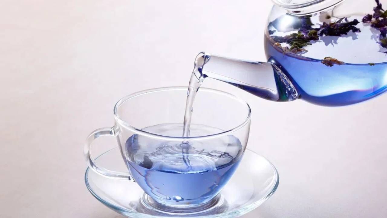 ब्लू टीमध्ये तणाव कमी करण्याचे गुणधर्म असता. चिंता आणि नैराश्य देखील यामुळे कमी होते. तसेच उल्हासित वाटतं. दिवस एकदम फ्रेश जातो आणि काम करण्यासाठी उत्साह मिळतो. 