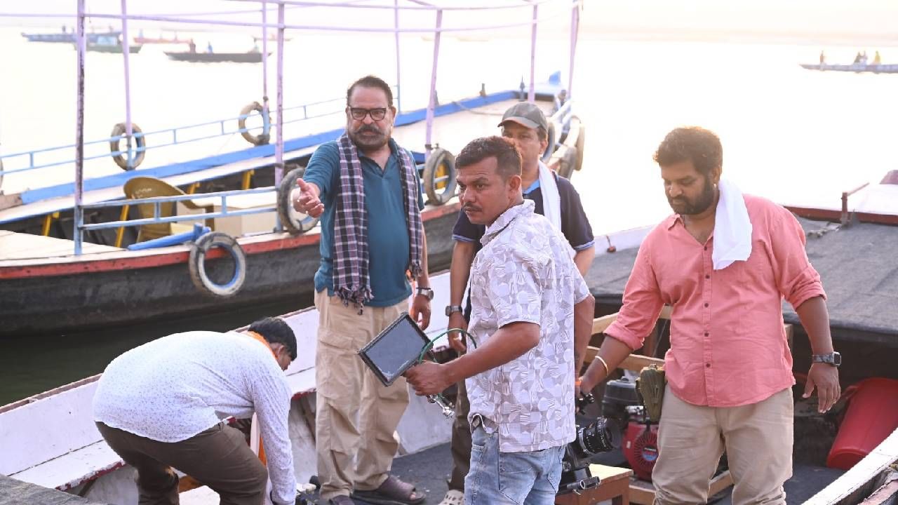 हे सर्व एके ठिकाणी होत असताना भान ठेवणं की आपण एक पात्र साकारत आहोत ती एक वेगळी कसरत होती. मी पहिल्यांदाच वाराणसीला गेलो होतो. माझ्यासाठी सर्वच नवीन होतं. तिकडे मणिकर्णिका घाट आहे, राजा हरिश्चंद्र घाट आहे. सर्वांना एकत्र गंगा आरतीमध्ये तल्लीन होताना मला बघायच होतं.