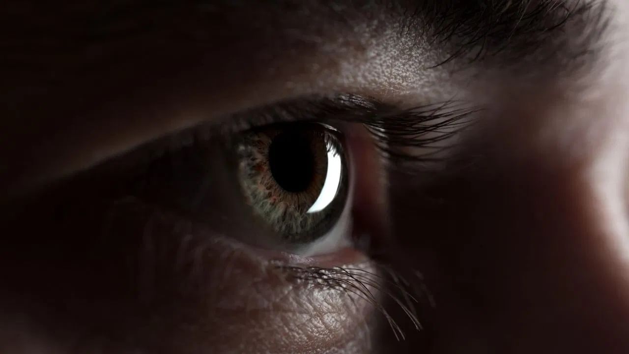डोळ्यांतून पाणी येण्याचं एक सामान्य कारण म्हणजे अ‍ॅलर्जीक राहिनाइटिस. जर डोळे पुरेसे ओले नसतील तर त्यामुळे पाणी येऊ शकते.