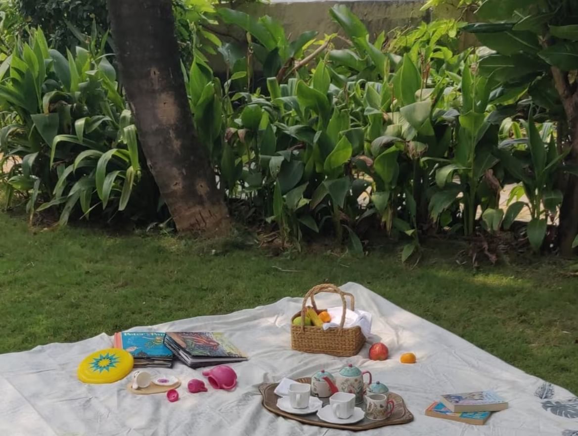 अक्षय आणि ट्विंकलच्या घराचा बागेचा भागही खूप मोठा आणि सुंदर आहे. येथे दोघेही मुलांसोबत आणि पेटसोबत वेळ घालवतात.