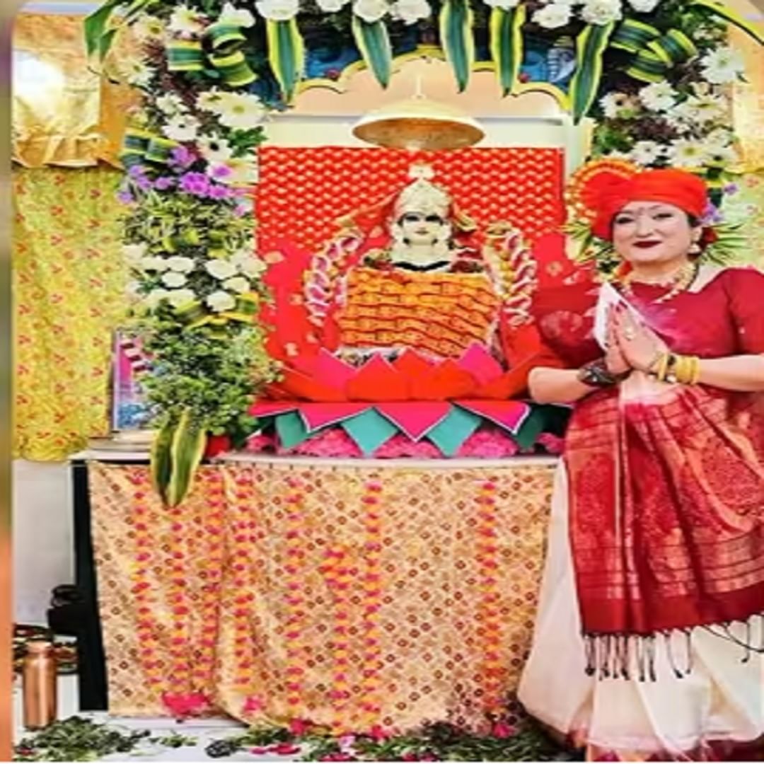  गोविंदाच्या घरात एक अतिशय सुंदर मंदिर आहे, जे त्याच्या आईने बांधले  आहे. सुनीता या मंदिरात बसून दररोज सुमारे दीड तास पूजा करते. तिला पूजा करायलाही फार आवडते. 