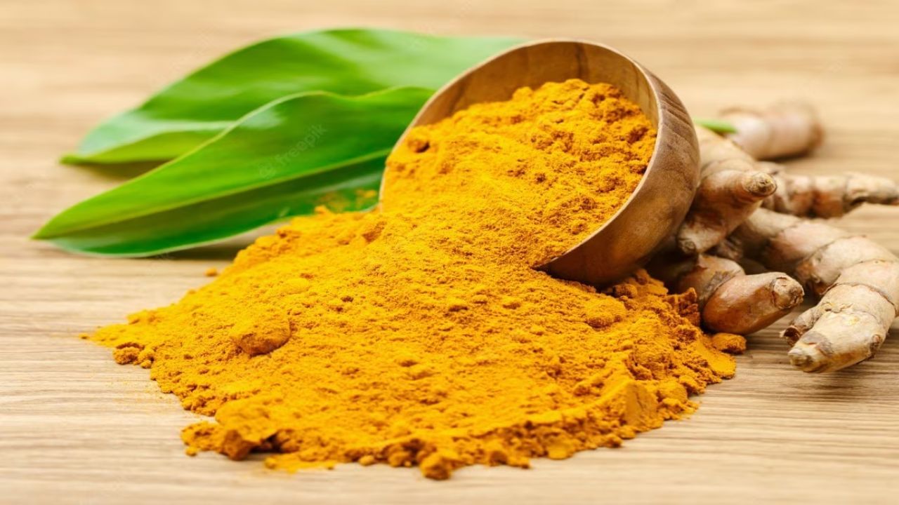 हळदमध्ये असलेल्या औषधीय गुणधर्मामुळे भारतामध्ये पुरातन काळापासून स्वयंपाकात त्याचा वापर होतो. आतड्यांमधील घाण साफ करण्यासाठी हळद खूप प्रभावी ठरू शकते. हळदीमध्ये कर्क्यूमिन आढळते जे जळजळ कमी करण्यास मदत करू शकते.