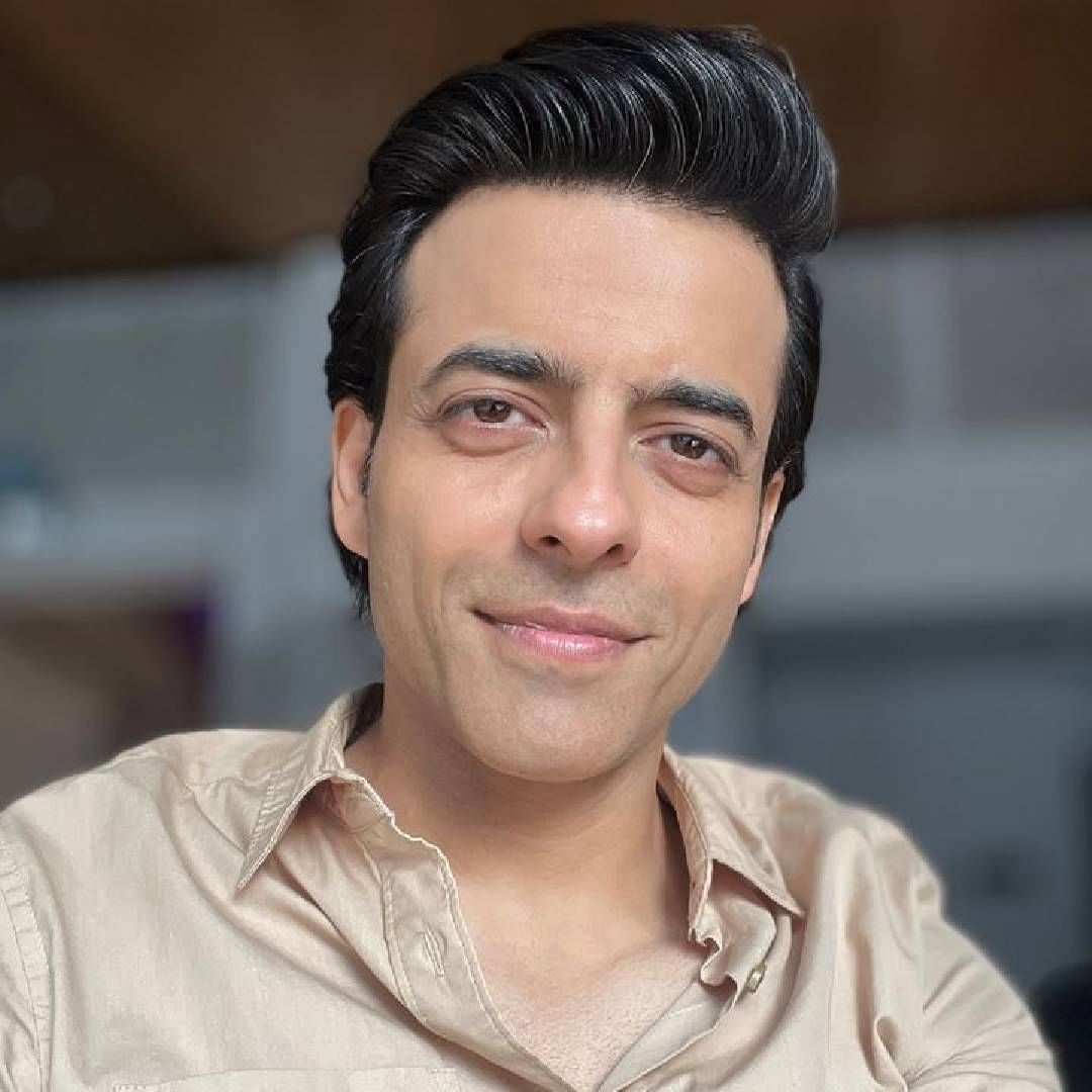 आता सहा वर्षांनंतर अमृताचा पती आणि अभिनेता हिमांशूने यामागचं सत्य सांगितलं आहे. अमृतासोबत त्याचं नातं कसं आहे, खरंच त्यांच्या वैवाहिक आयुष्यात समस्या सुरू आहे का, या प्रश्नांची उत्तरं त्याने मोकळेपणे दिली.