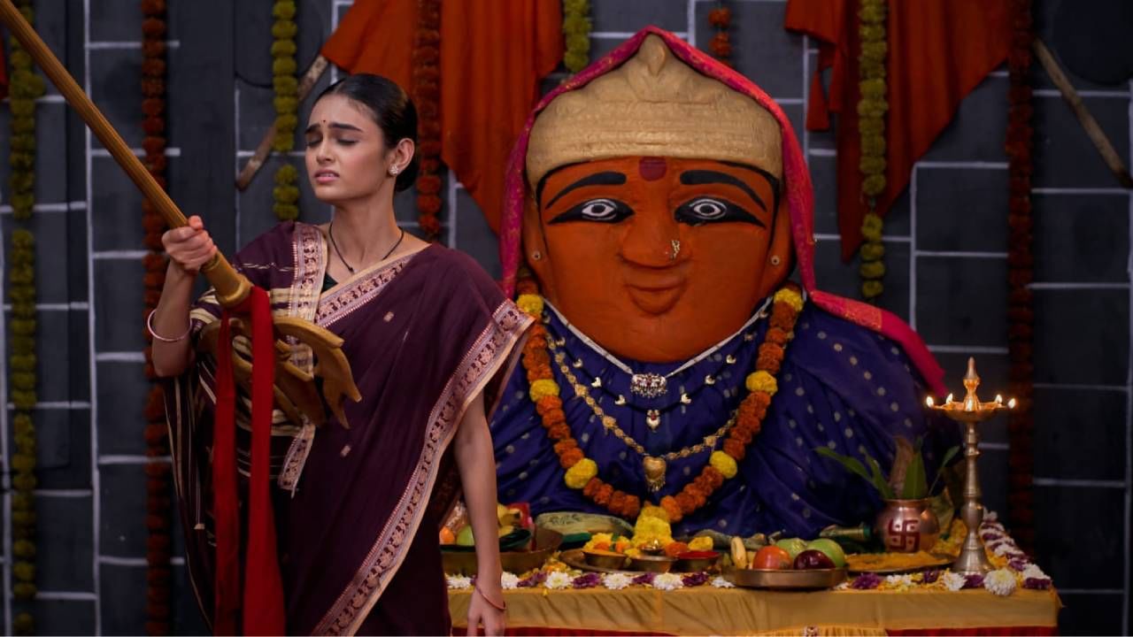 अशा स्थितीत कृष्णा थेट देवीच्या मूर्तीपाशी धाव घेते, तिथून त्रिशूळ उचलते आणि तो स्वतःच्या पोटात खुपसते आणि  त्याचक्षणी  स्वामी लीला घडते आणि स्वामी समर्थांचा आवाज घुमतो. 