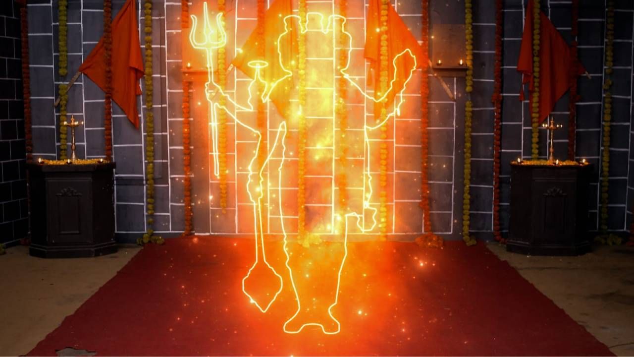 मंदिराच्या प्रत्येक कोपऱ्यातून पुरुषभर उंचीच्या दत्त चिन्हांचं तेजस्वी प्रकट रूप दिसू लागतं. दिगंबरा दिगंबराचा जप घुमत असताना ही सर्व चिन्हं एकत्र येऊन, तेजाच्या लहरीतून स्वामी समर्थ प्रकट होतात आणि जाहीर घोषणा करतात. 