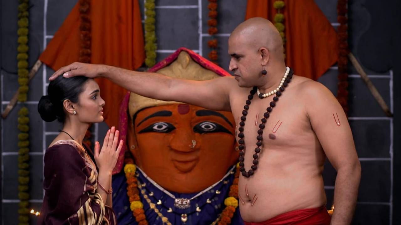 “तुझी पात्रता तुला आणि गावाला आम्ही दाखवतो”, स्वामींची ही घोषणा या  कथानकाला एक वेगळंच वळण देते आणि संपूर्ण गावाला हादरवून टाकणारं सत्य पुढे आणण्याचा संकेत देते.  