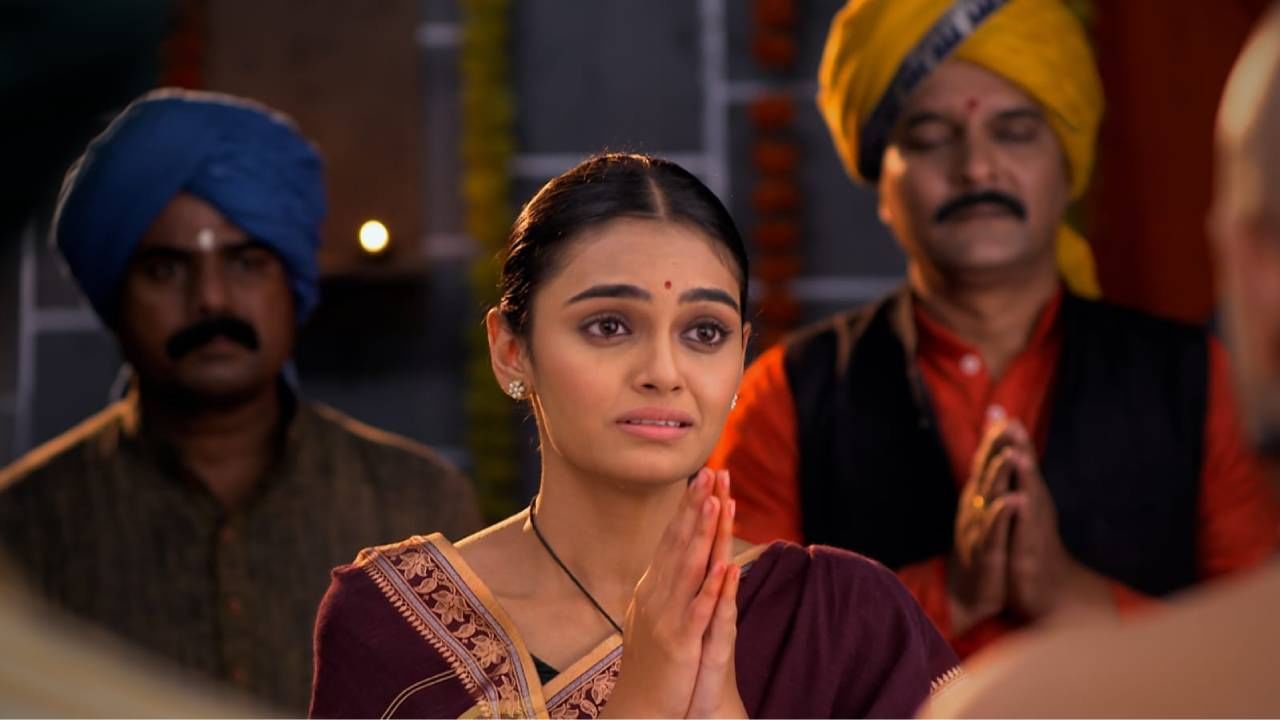 गणिकेची मुलगी असलेली दत्तभक्त कृष्णावर गावकऱ्यांनी चारित्र्यहननाचे आरोप करत थेट तिच्या मृत्युदंडाची मागणी केली आहे.  