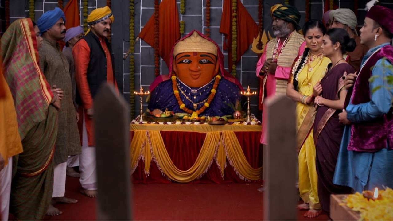 गावाची पंचायत, गावकरी आणि त्याच्या भयंकर रागाला सामोरी जाणारी कृष्णा विवशतेने ढासळते आणि स्वामींकडे मागणी करते की, “माझ्या चारित्र्यावर शिंतोडे उडवले, मला बदनाम केलं. माझी पात्रताच नाही जगण्याची. मला मृत्युदंड द्या.”  