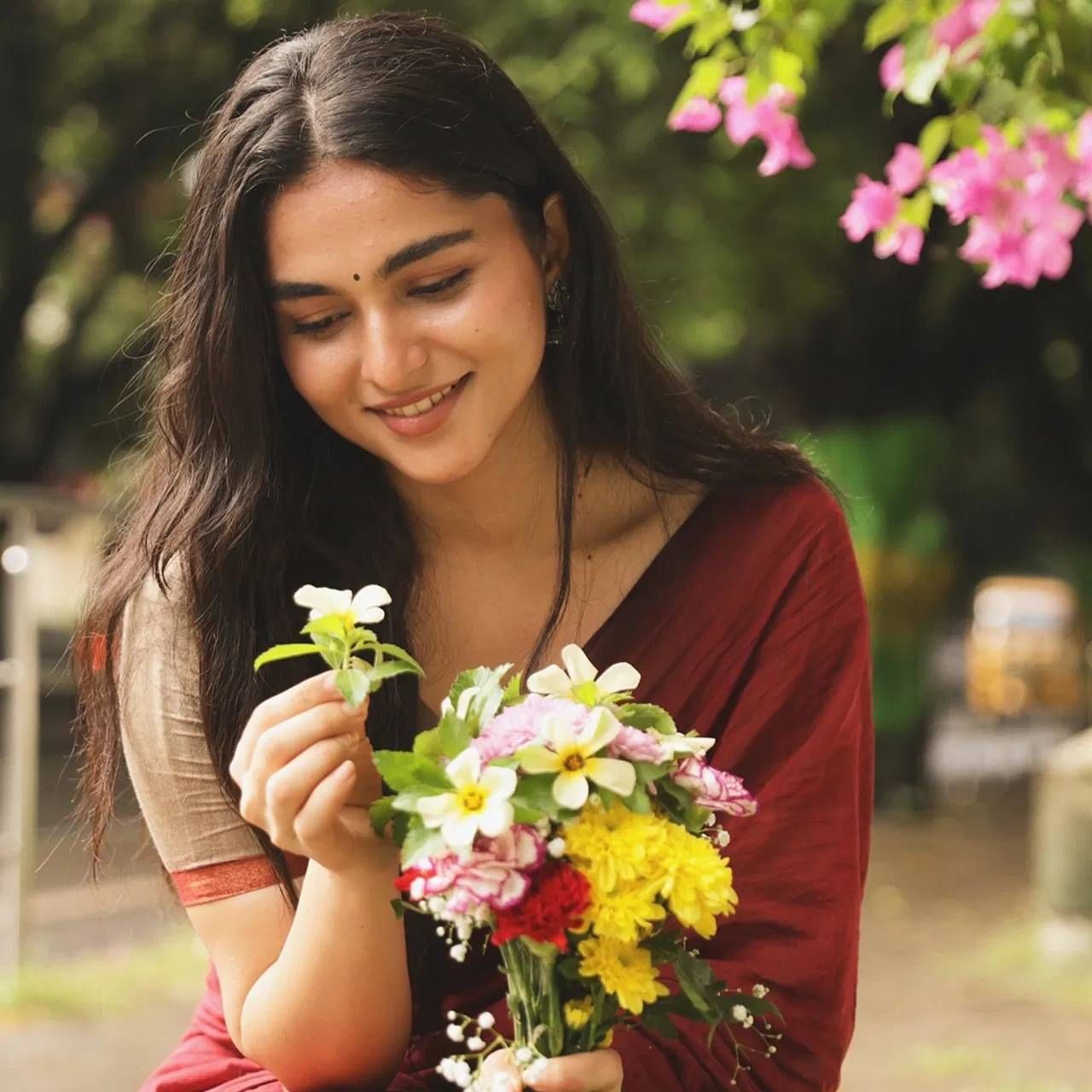 तेलुगूमध्ये तिने 'अल्लूरी' चित्रपटात अभिनेता श्री विष्णुसोबत काम केले. पण तो चित्रपट फारसा यशस्वी झाला नाही. त्यामुळे तिला विशेष ओळख मिळाली नाही. पण अलीकडेच तमिळमध्ये प्रदर्शित झालेल्या 'ड्रॅगन' चित्रपटात काम करून ती लोकप्रिय झाली आहे.