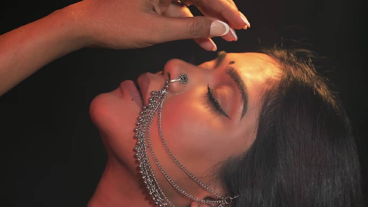 ही अभिनेत्री आहे खुशी शाह, जी गुजराती चित्रपटांमध्ये एक सुप्रसिद्ध नाव आहे. तिने अगदी लहान वयात आपल्या आईला गमावले. एका अपघातात तिच्या आईचं निधन झालं. वडिलांनीही मुलीसाठी दुसरं लग्न केलं नाही. आपलं सर्वस्व मुलीवर अर्पण केलं.