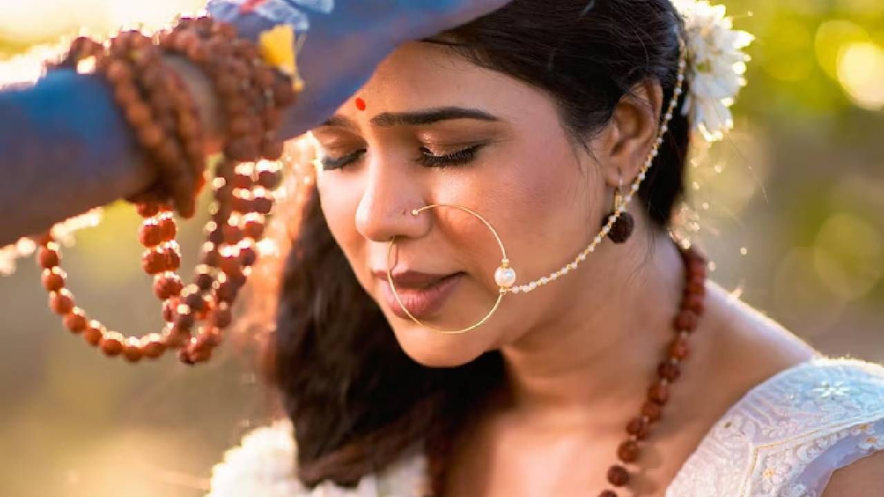 वडिलांचे तेरावेही झाली नाही तर इतर कुटुंबानीयांनी तिला अनाथाश्रमात पाठवलं. एका रात्रीत सर्वकाही बदललं. तिने सांगतले की, अनाथाश्रमातील शिक्षकांनी तिला मदत केली आणि ती बारावी पास झाली.