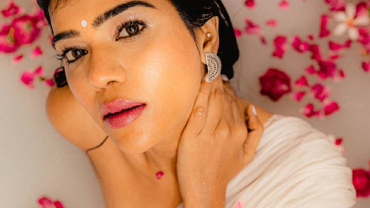 पण एके दिवस नशिबाने तिला असा काळ दाखवला ज्यात तिच्याकडून सर्वकाही हिरावून घेतलं. 'जोश टॉक' ला दिलेल्या मुलाखतीत खुशी शाहने सांगितलं की, एके दिवशी तिच्या वडिलांचा अपघात झाला.