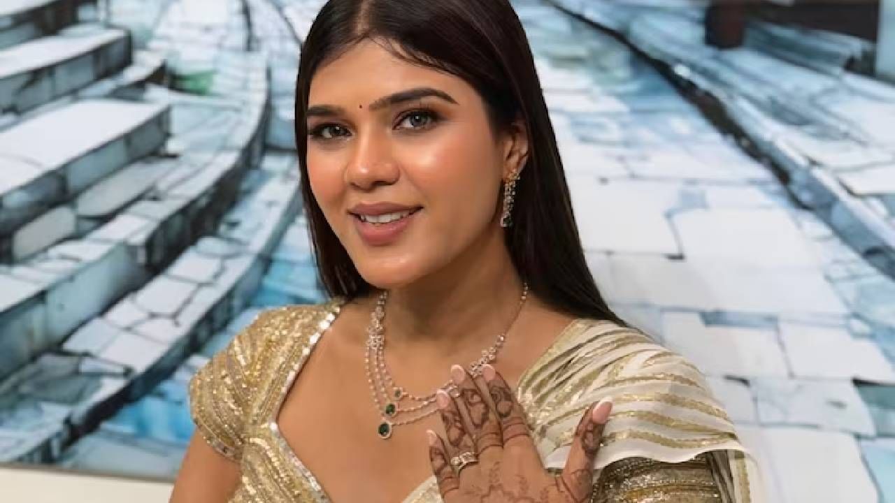 खुशी शाहने एक किस्सा शेअर केला होता. एका प्रसिद्ध मालिकेचे नावाजलेले दिग्दर्शक होते, ज्यांनी कामाच्या बदल्यात फेवर मागितलं. दिग्दर्शकाने अभिनेत्रीला सांगितलं की, जर इथे काम करायचं असेल तर हे सगळं करावंच लागेल.