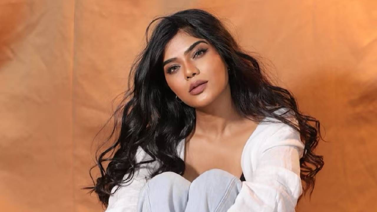 रुग्णालयाने उपचारासाठी 60 हजार रुपये मागितले. नातेवाईक असो वा शेजारी, कोणीही मदत केली नाही आणि हृदयविकाराच्या झटक्याने तिच्या वडिलांचं निधन झालं.