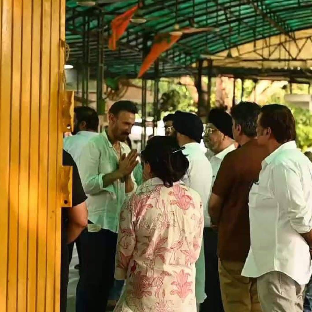मुकुल देव यांच्या पार्थिवावर दिल्लीतील दयानंद मुक्ती धाम इथं अंत्यसंस्कार पार पडले. यावेळी कुटुंबीयांसह इंडस्ट्रीतील अनेक सेलिब्रिटीसुद्धा उपस्थित होते. मुकुल यांच्या अंत्यदर्शनासाठी आलेल्यांना भाऊ राहुल देव हात जोडून नमस्कार करताना दिसले.  