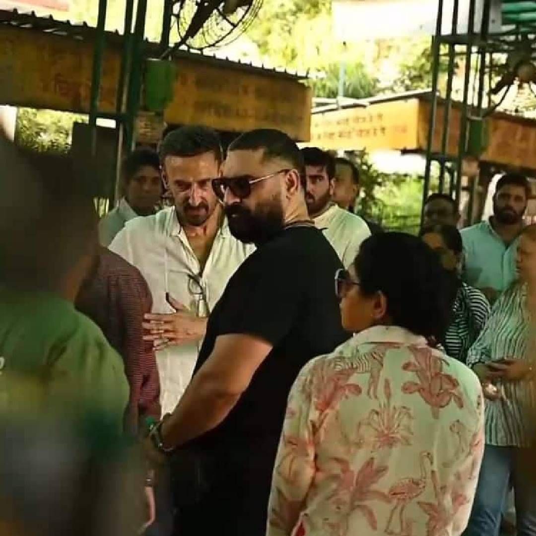 अभिनेते विंदु दारा सिंह हे मुकुल यांना भावासारखे मानायचे. या दोघांनी 'सन ऑफ सरदार'मध्ये एकत्र काम केलं होतं. मुकुल यांना अखेरचा निरोप देताना विंदु यांना अश्रू अनावर झाले.  