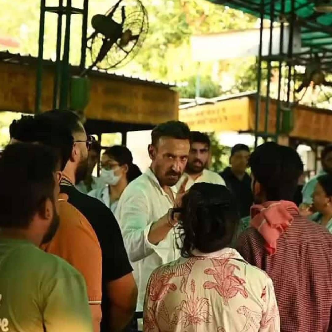 मुकुल यांच्या निधनानंतर अनेक बॉलिवूड सेलिब्रिटींनी सोशल मीडियावर पोस्ट लिहित शोक व्यक्त केला. सलमान खान, रवी किशन, मनोज बाजपेयी, अजय देवगण यांनी सोशल मीडियाद्वारे भावना व्यक्त केल्या आहेत.  