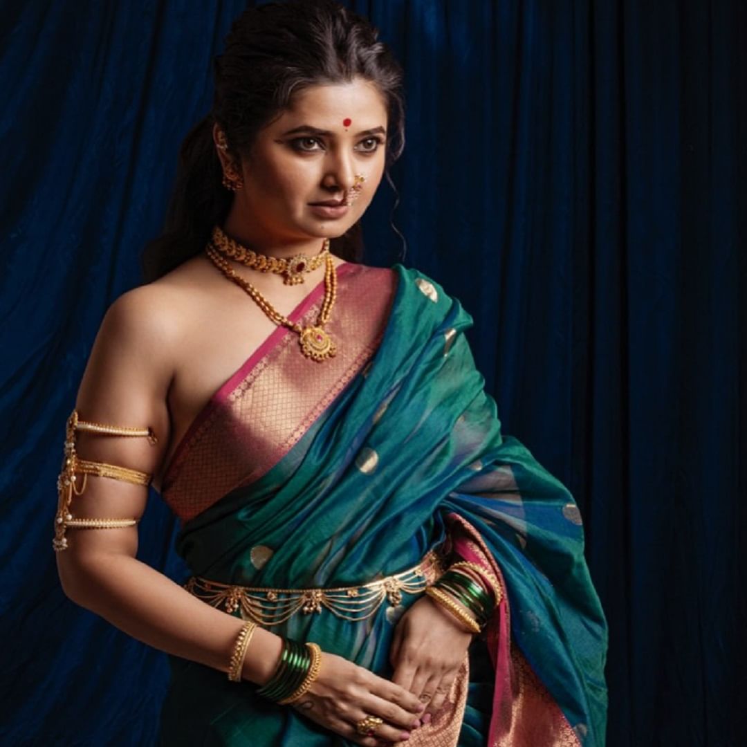 सोशल मीडियावर प्राजक्ताच्या चाहत्यांची संख्या देखील फार मोठी आहे. चाहत्यांच्या संपर्कात राहण्यासाठी अभिनेत्री कायम स्वतःचे फोटो आणि व्हिडीओ सोशल मीडियावर पोस्ट करत असते.