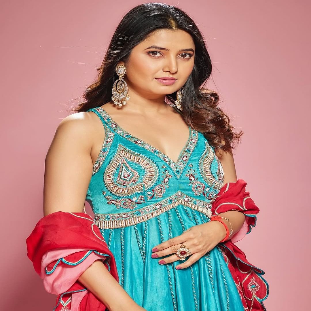 आता प्राजक्ताने ड्रेसमध्ये काही फोटो पोस्ट केले आहे. चाहत्यांना देखील अभिनेत्रीचा लूक आवडला आहे. अभिनेत्री कायम चाहत्यांना फॅशन गोल्स देत असते.