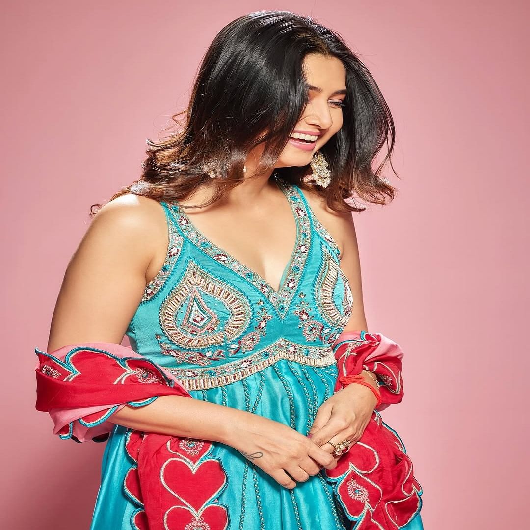 प्राजक्ता कायम सोशल मीडियावर सक्रिय असते. अभिनेत्री वेगवेगळ्या लूकमध्ये फोटो आणि व्हिडीओ पोस्ट करत चाहत्यांच्या फॅशन गोल्स देत असते.