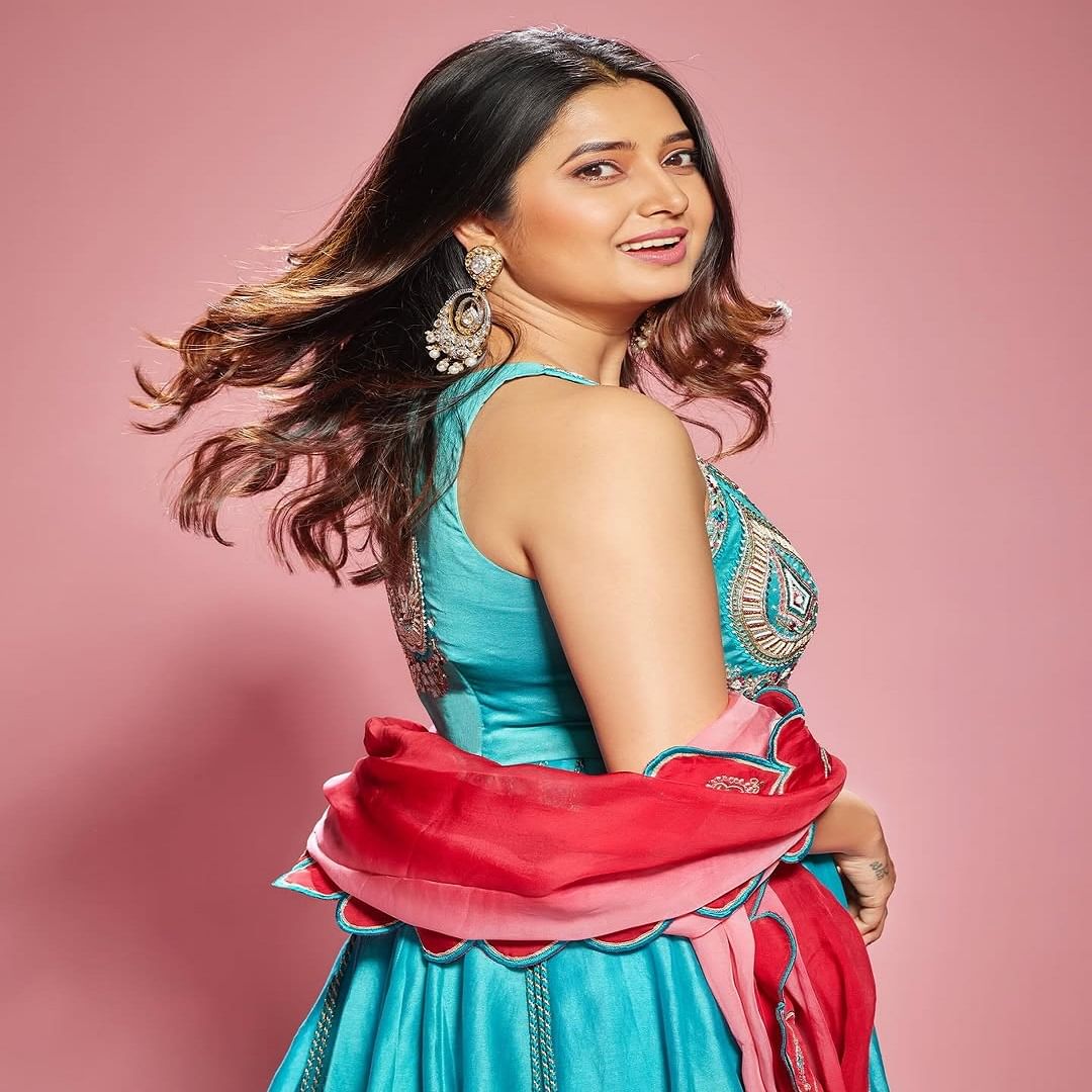 प्राजक्ताच्या फोटोंवर चाहते लाईक्स आणि कमेंटचा वर्षाव करत आहेत. 'आई गं काय गोड दिसतीयेस...' अभिनेत्रीच्या फोटोंवर अशी कमेंट एकाने केली आहे.