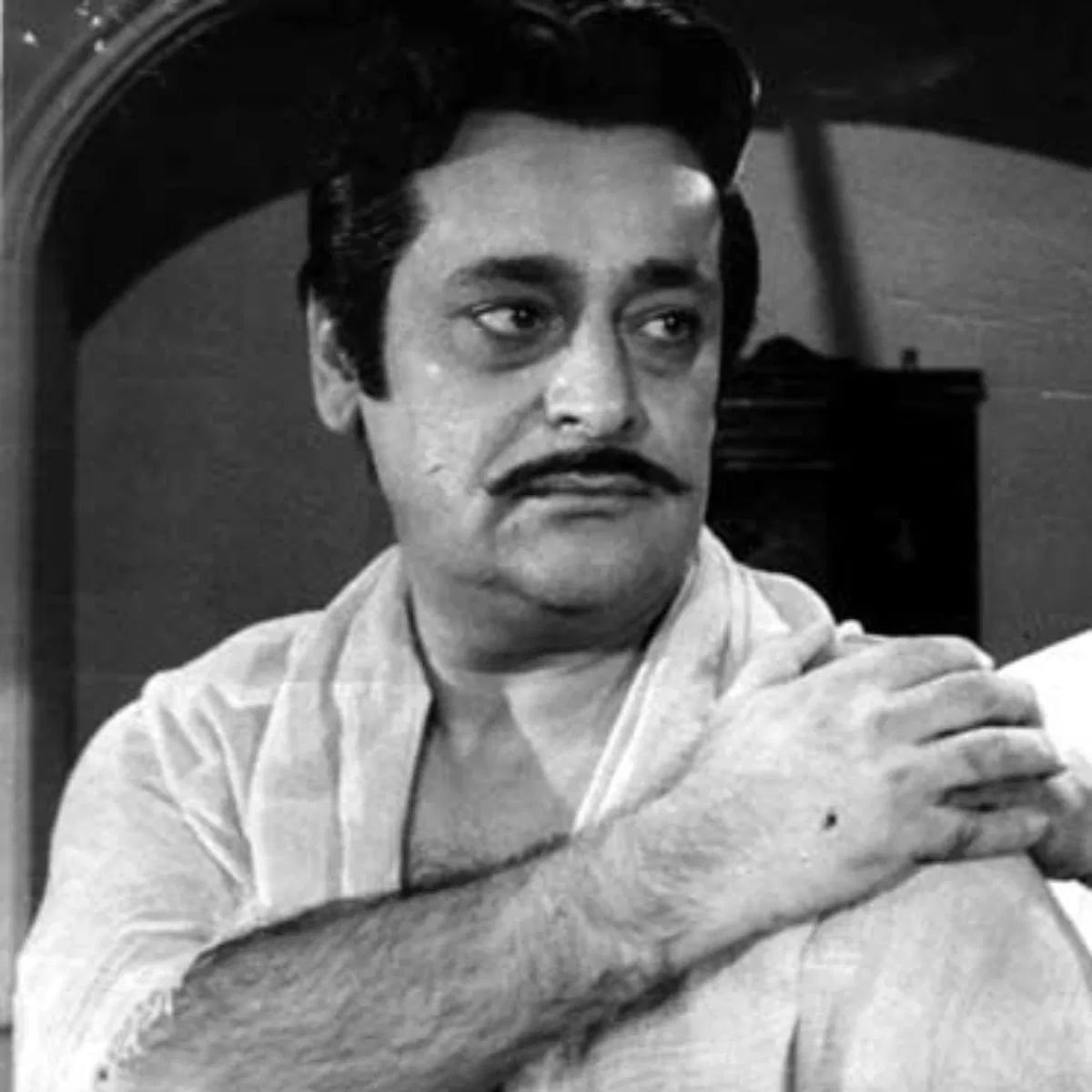  अभिनेते रहमान यांनी देखील देशाची सेवा केली आहे. त्यांनी सिनेमांद्वारे लोकांच्या मनावर राज्य केलं. पण, ते भारतीय हवाई दलात पायलट होते. पण, सिनेमांमध्ये काम करण्यासाठी त्यांनी नोकरी सोडली.
