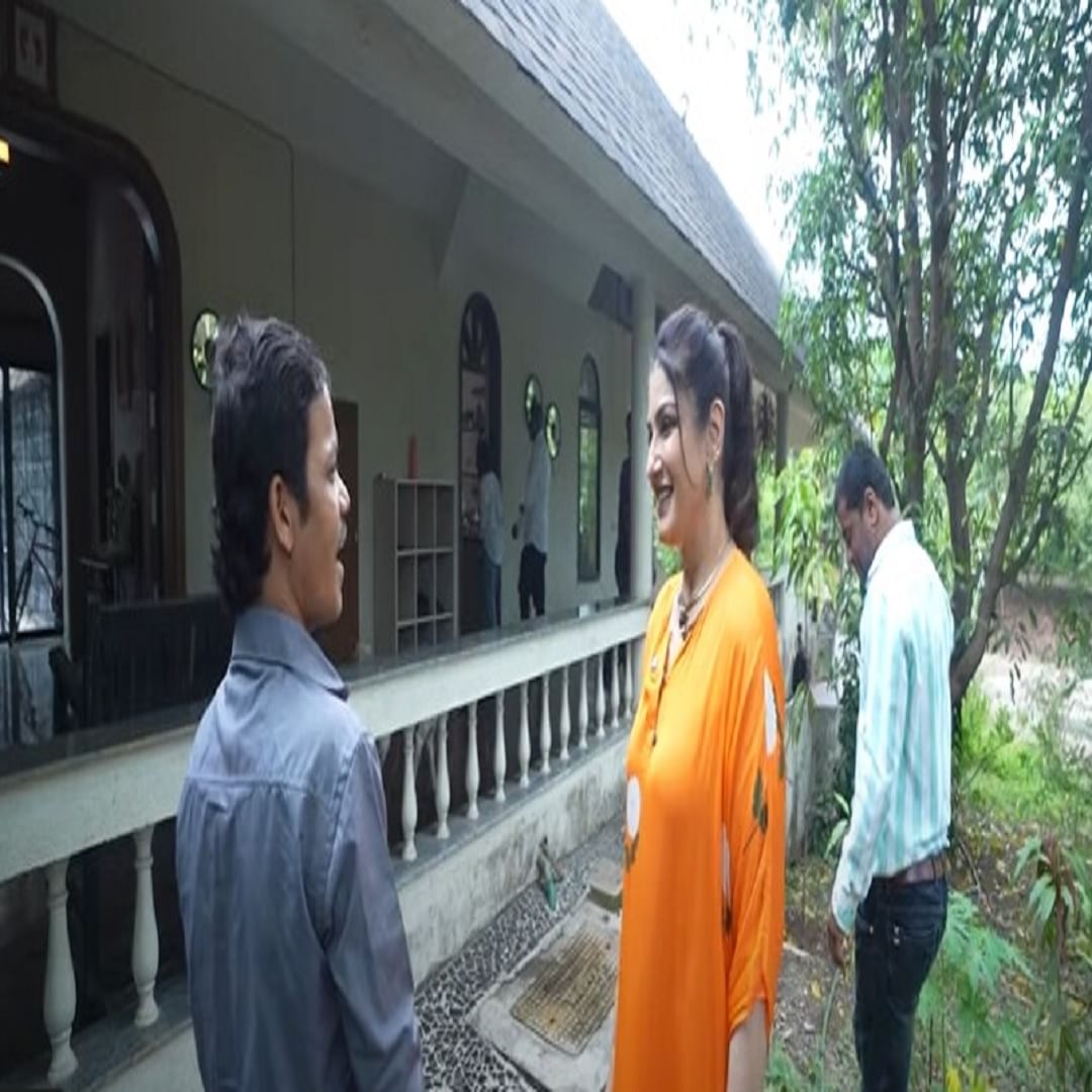 रवीना टंडनच्या फार्महाऊसची रचना ही बरीचशी गावातील घरासारखी रचना करण्यात आली आहे. स्वयंपाकघर सुद्धा हे लॅवीश किंवा मॉड्यूलर न करता त्याला गावातील घरांसारखे एक टच देण्यात आला आहे. तिच्या स्वयंपाकघरात मातीची भांडी दिसतात.