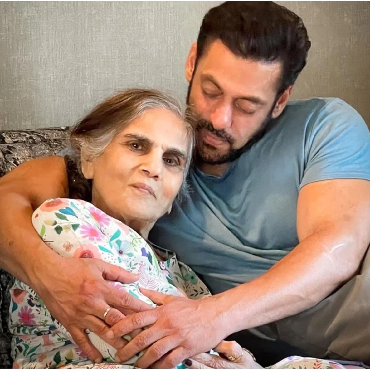 सलमान खान दोघींची काळजी उत्तम रित्या घेतो. सलमान याने कुटुंबियांसोबत फोटो आणि व्हिडीओ देखील व्हायरल होत असतात. 