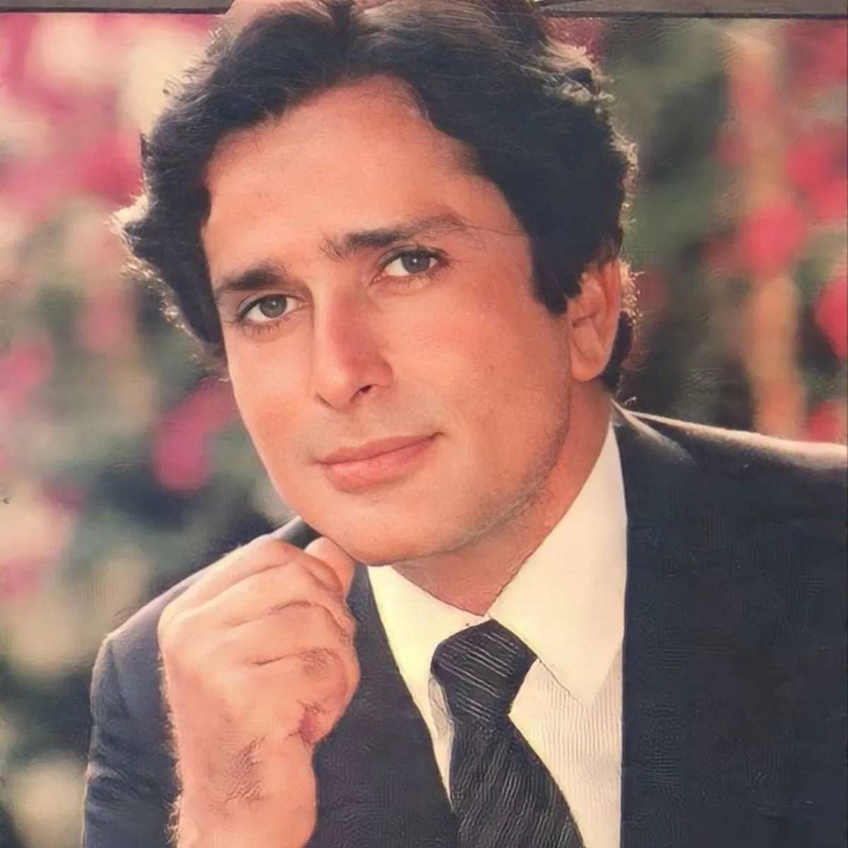शशि कपूर यांच्या सौंदर्याचे अनेक किस्से प्रसिद्ध आहेत. असं सांगितलं जातं की, हॉलिवूडच्या अभिनेत्रीही त्यांच्या आकर्षक व्यक्तिमत्त्वामुळे फिदा होत्या. त्यांच्या चाहत्यांमध्ये अरुणा ईरानी यांचाही समावेश होता.