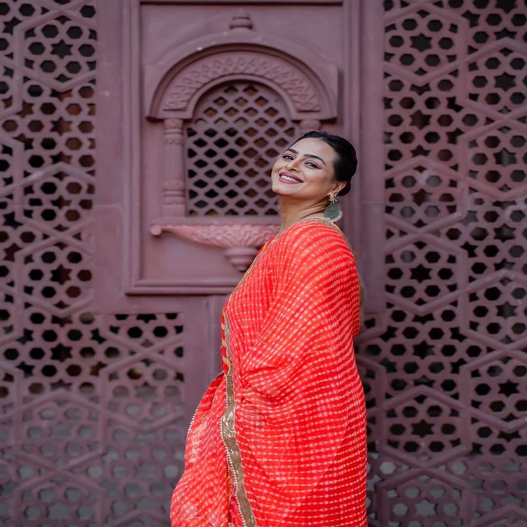  सध्या अभिनेत्रीची पोस्ट सोशल मीडियावर तुफान व्हायरल होत आहे. पोस्ट व्हायरल झाल्यानंतर चाहत्यांनी अभिनेत्रीसाठी चिंता व्यक्त करत प्रार्थना केली आहे. 