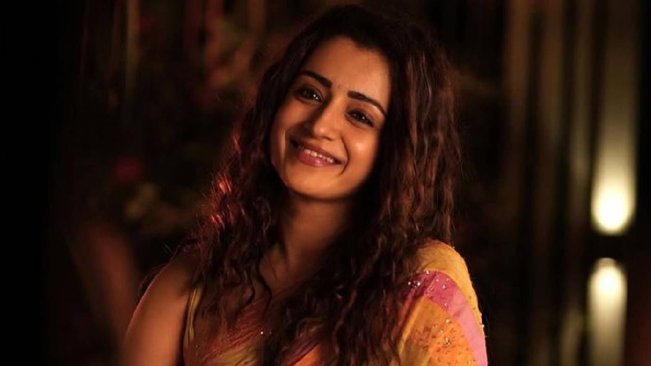 मुलीच्या वयाच्या अभिनेत्रींसोबत कमल हासन यांचे इंटिमेट सीन्स पाहून काही प्रेक्षक भडकले आहेत. या वादादरम्यान तृषा कृष्णनची जुनी मुलाखतसुद्धा चर्चेत आली आहे. कमल हासन यांच्यासोबतचा चित्रपट साइन करण्यापूर्वी हा संपूर्ण प्रवास जादुई असेल याची जाणीव झाल्याचं तृषाने म्हटलं होतं.  
