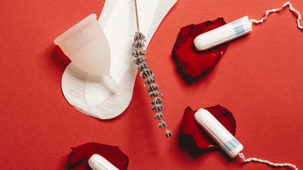 मासिक पाळीचं चक्र साधारणपणं 3 - 5 दिवस किंवा 7 दिवसांपर्यंत असावं. कमी किंवा जास्त दिवसांच्या मासिक पाळीकडे दुर्लक्ष करू नका. मासिक पाळी दरम्यान दीर्घकाळ रक्तस्त्राव होत असल्यास. तर हे PCOS किंवा थायरॉईडमुळे होऊ शकतं.