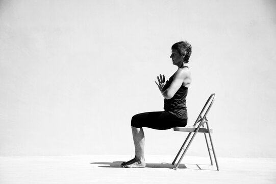 Chair Yoga" Immagini - Sfoglia 140 foto, vettoriali e video Stock | Adobe Stock