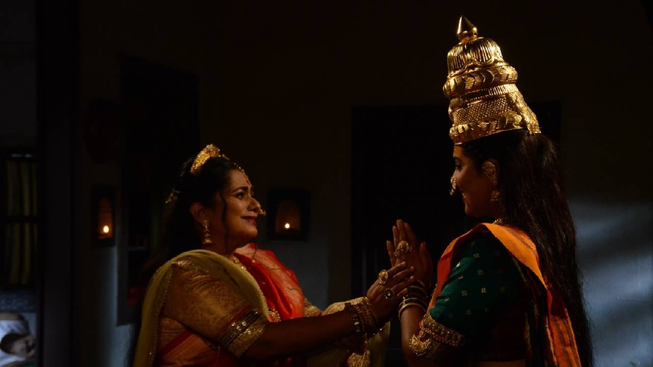 तिकडे दैवी शक्ति बाळरूपात असल्याचे स्पष्ट संकेत महिषासुराला मिळाले असले तरी, त्याचा उन्मत्त स्वभाव ते संकेत कळूनही मान्य करायला तयार नाही. तुळजाला प्राप्त करणं हा एकच ध्यास त्याने घेतला आहे. त्यासाठी माझं भविष्य मी घडवणार हा त्याचा गर्व सध्या जास्त प्रबळ आहे. 