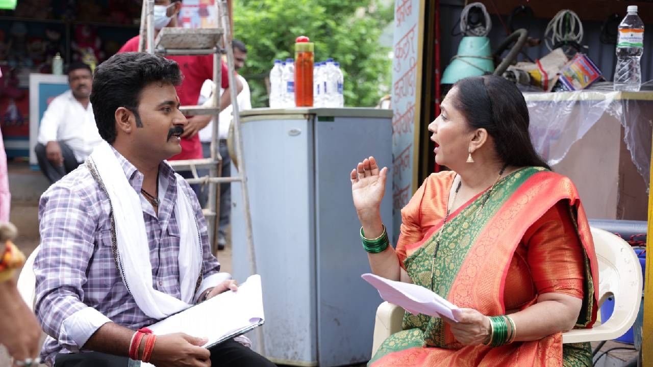 अलका त्याला विचारतात,