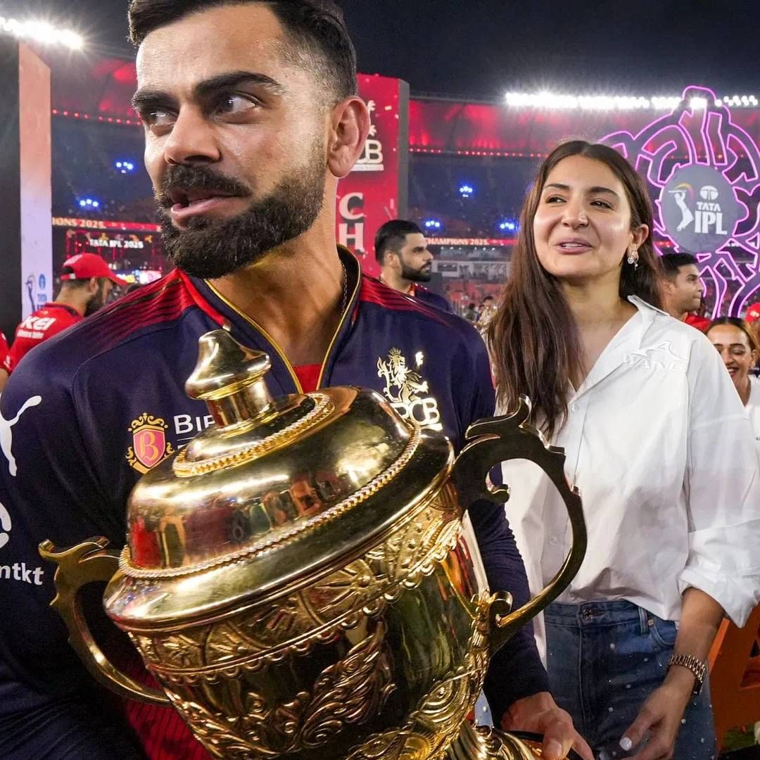 अनुष्का शर्मा त्यावेळेपासून विराट कोहली आणि RCB ला सपोर्ट करतेय, जेव्हापासून दोघे डेटिंग फेजमध्ये होते. अनुष्काला भरपूर ट्रोलिंगचा सुद्धा सामना करावा लागला. विराट कोहलीची लेडी लक अनुष्का शर्मा नेहमीप्रमाणे फायनल सामन्यात विराट आणि त्याच्या टीमसाठी चीयर करताना दिसली. (PTI)