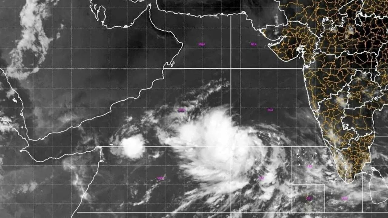 समुद्राला उधाण आल्यानंतर जवळपास 4 ते साडेचार मीटरपर्यंत लाटा उंच उसळणार आहेत.