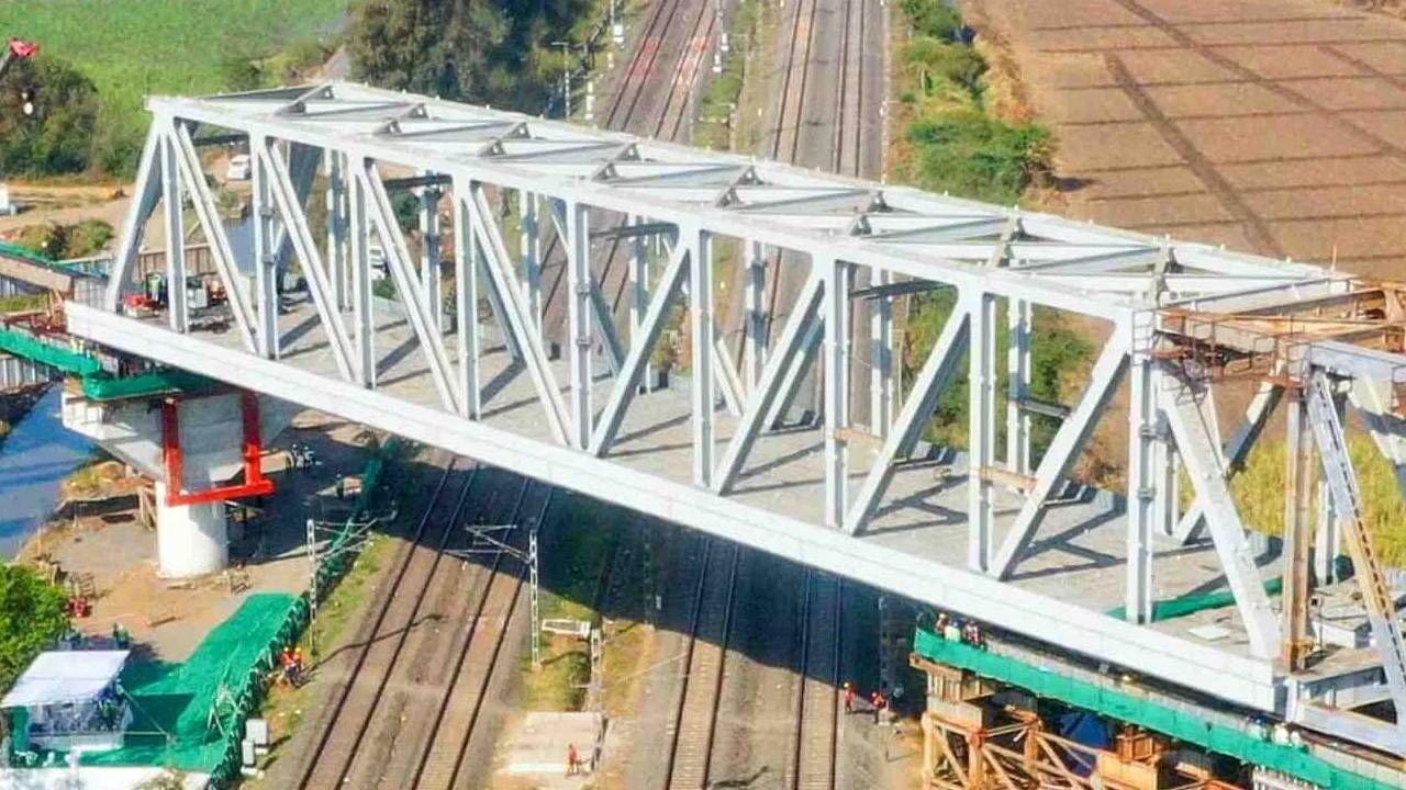 भारताच्या पहिल्या बुलेट ट्रेनचा अधिकतम वेग 320km/h असेल. म्हणजे एका तासात 320 किलोमीटर अंतर कापण्याची या ट्रेनची क्षमता आहे. 