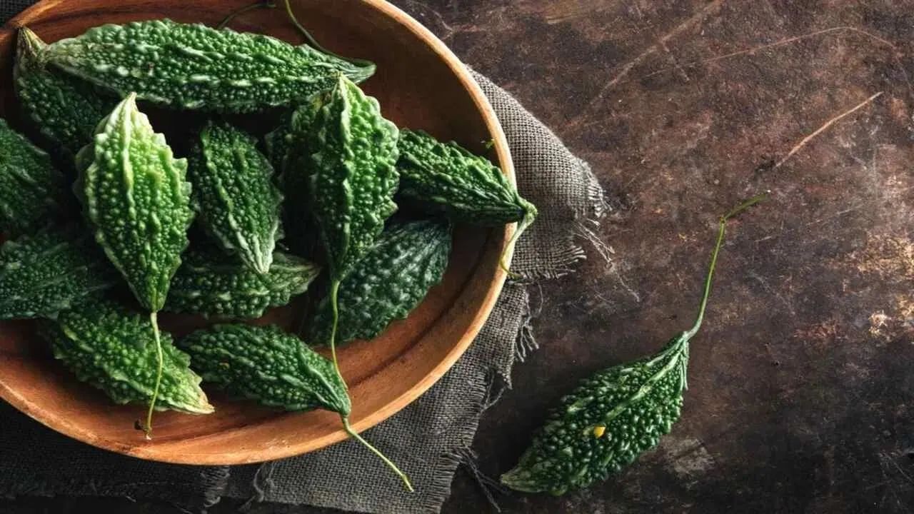 कारल्याच्या स्वयंपाकात 'मीठ' जास्त प्रभावी मानले जाते. सर्वप्रथम, तुम्हाला कारल्याचे तुकडे करावे लागतील. त्यानंतर त्यात थोडे मीठ घालून १५ ते २० मिनिटे तसेच राहू द्या. यामुळे कारल्याचा कडू रस पूर्णपणे निघून जाईल. नंतर कारल्याला पाण्याने चांगले धुवा. असं केल्यास कारले कडू लागणार नाही. 
