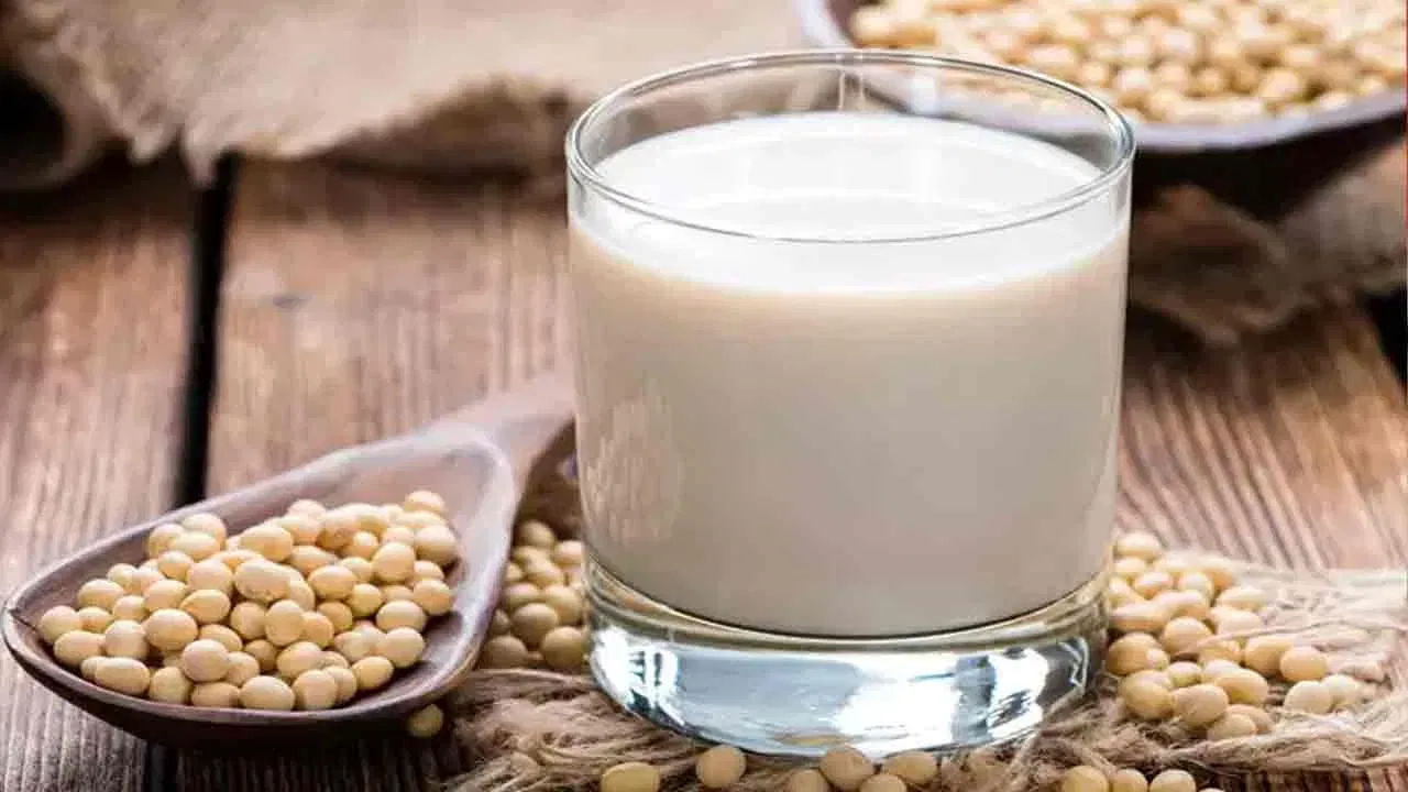 सोया प्रोडक्ट्स: टोफू, सोया दूध यासारख्या सोया उत्पादनांमध्ये उच्च प्रथिने असतात. यांचे सेवन LDL कोलेस्ट्रॉल कमी करून हृदयाच्या आरोग्यासाठी फायदेशीर ठरू शकते.