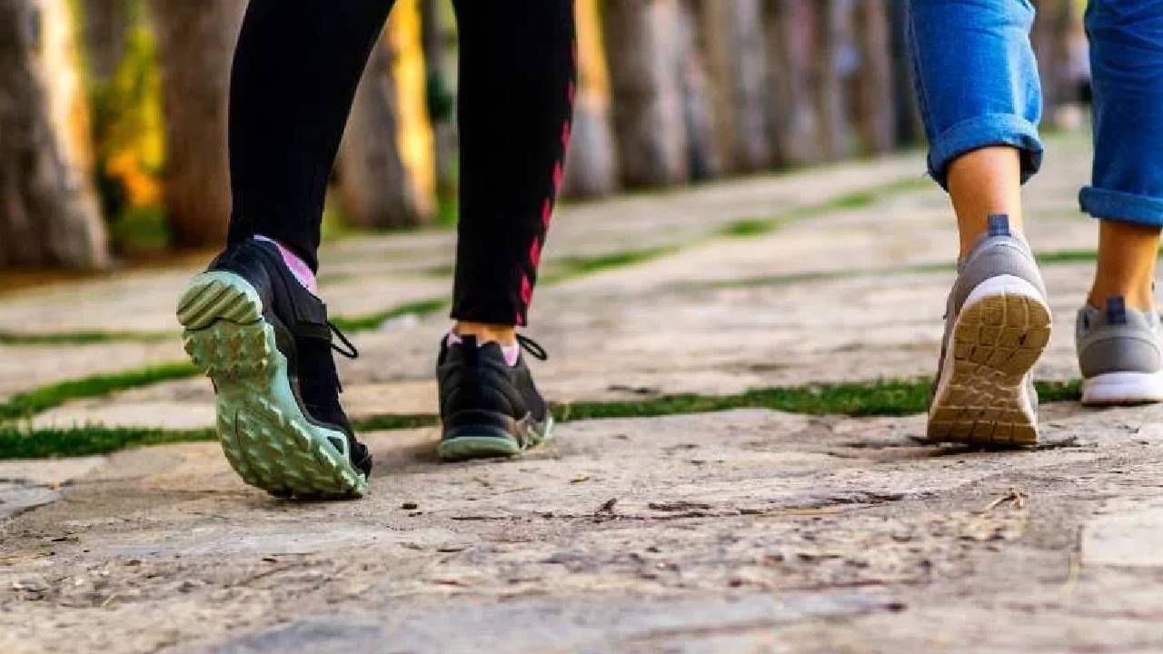 जेवल्यानंतर चालणे आरोग्यासाठी फायदेशीर आहे. पण हळूहळू चालले पाहिजे. जर तुम्ही जेवल्यानंतर फास्ट चालत असाल तर हे आरोग्यासाठी धोकादायक आहे.