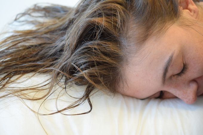 ओल्या केसांनी कधीही का झोपू नये याची ९ कारणे - तज्ञांच्या घरगुती टिप्स