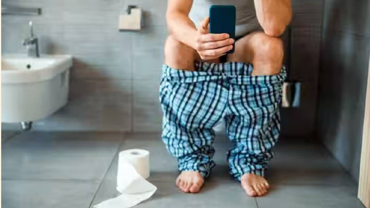 काही वर्षांपासून टॉयलेटमध्ये सुद्धा फोनचा वापर तेजीने वाढला आहे. परदेशातील हा ट्रेंड देशातही आला आहे. पण टॉयलेटमध्ये फोनचा वापर करणे अत्यंत घातक आहे. त्याचा आरोग्यावर मोठा दुष्परिणाम होतो.