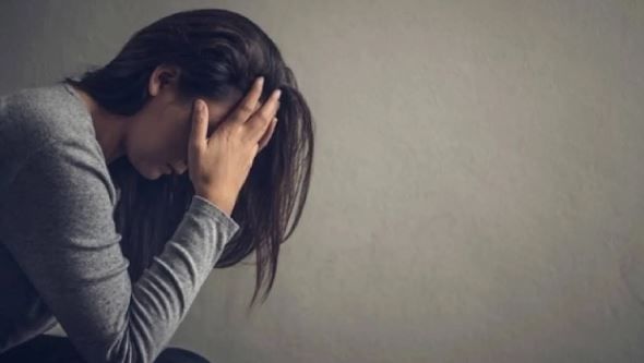 मोबाईल पाहिल्यामुळे अनेकांना झोप लागत नाहीत. झोप कमी होते. झोप न झाल्याने मुड स्विंग, चिडचिड व्हायला लागते. कालांतराने निद्रानाशाचा हा त्रास डिप्रेशनचे कारण बानतो. 