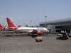 मोठा अनर्थ टळला ! पुणे विमानतळावर एअर इंडियाचे विमान ‘पुश बॅग टग’ला धडकले