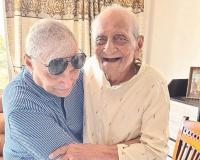 दोघे भाऊ अखेर भेटलेच! 98 वर्षीय भावाच्या भेटीसाठी अमेरिकन भाऊ हिंदुस्थानात